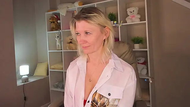 Snapshot of Julie_Lucas chatting on March 2026 05:08:02 AM Julie Lucas online show from March 2026 05:08:02 AM