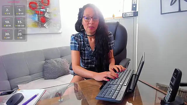 Snapshot of loretta_fraser chatting on May 2026 01:07:01 PM loretta fraser online show from May 2026 01:07:01 PM
