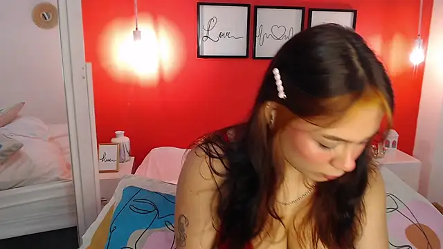 Snapshot of MaddyOwens_5 chatting on April 2026 12:43:01 PM MaddyOwens 5 online show from April 2026 12:43:01 PM