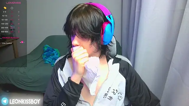 LeonBoykisser online show from April 2026 07:47:02 PM