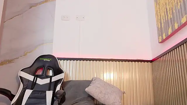 Scarlet Vixen  online show from February 2026 12:17:01 PM