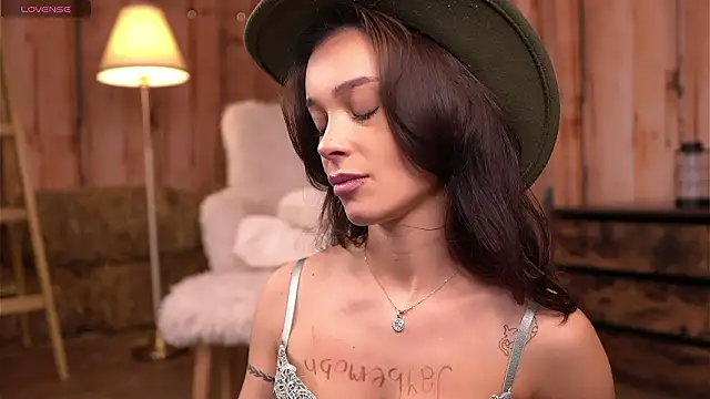 Snapshot of SweetRossie chatting on February 2026 04:28:02 AM SweetRossie online show from February 2026 04:28:02 AM