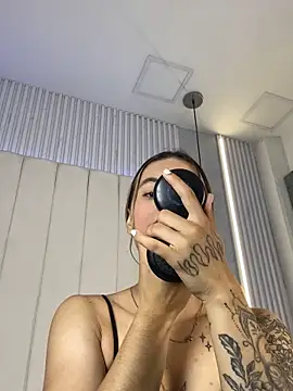 JuliaColemann online show from April 2026 12:04:01 PM