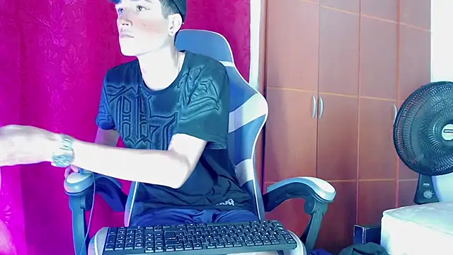 Snapshot of Johnny_cagee_ chatting on February 2026 01:26:01 AM Johnny cagee online show from February 2026 01:26:01 AM