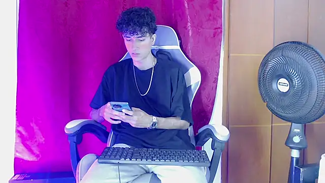 Snapshot of Johnny_cagee_ chatting on February 2026 11:30:02 PM Johnny cagee online show from February 2026 11:30:02 PM