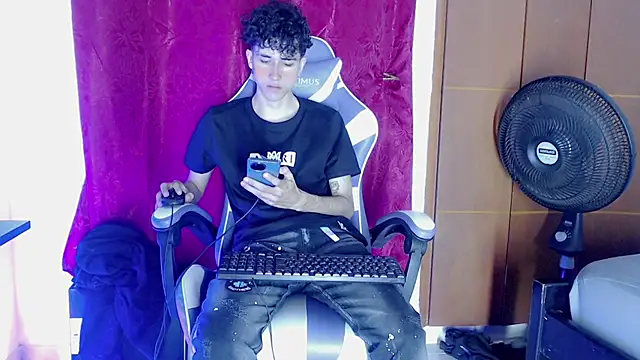 Snapshot of Johnny_cagee_ chatting on February 2026 11:23:02 PM Johnny cagee online show from February 2026 11:23:02 PM