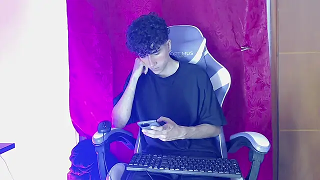 Snapshot of Johnny_cagee_ chatting on February 2026 01:12:01 AM Johnny cagee online show from February 2026 01:12:01 AM