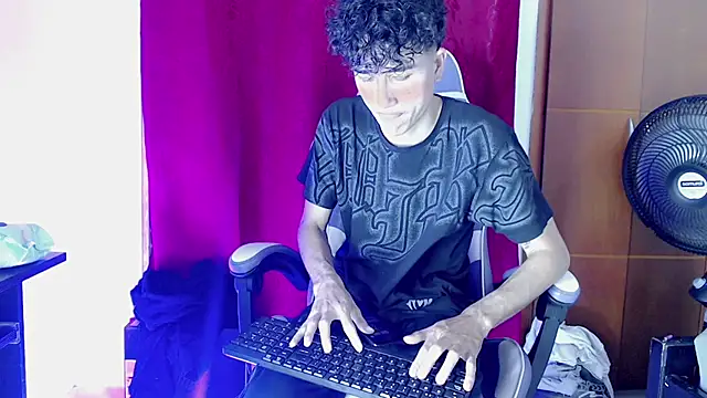 Snapshot of Johnny_cagee_ chatting on February 2026 12:18:02 AM Johnny cagee online show from February 2026 12:18:02 AM