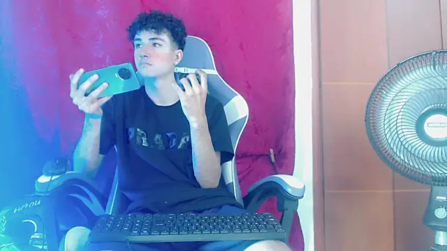 Snapshot of Johnny_cagee_ chatting on March 2026 01:52:02 AM Johnny cagee online show from March 2026 01:52:02 AM