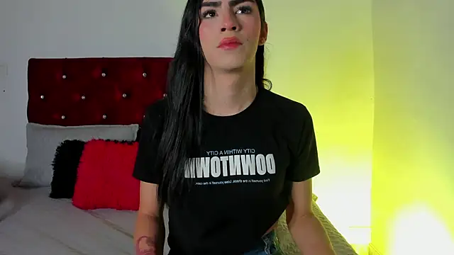 Snapshot of Isabella_Moon9 chatting on June 2026 11:37:02 AM Isabella Moon9 online show from June 2026 11:37:02 AM