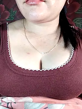 Snapshot of Reina_Fcup01 chatting on February 2026 05:38:02 AM Reina Fcup01 online show from February 2026 05:38:02 AM