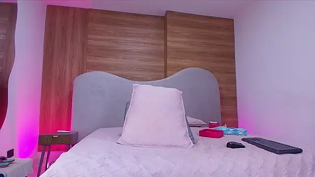 Snapshot of shaina_adams chatting on February 2026 12:02:02 PM shaina adams online show from February 2026 12:02:02 PM