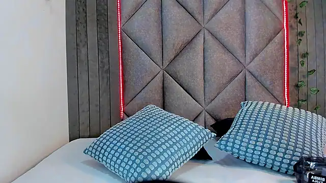 AnnieRouse   online show from April 2026 11:43:01 AM