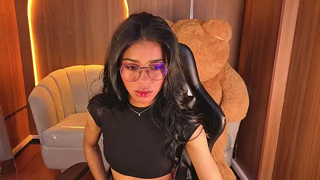 Snapshot of Alina_b_ chatting on February 2026 12:46:02 PM Alina b online show from February 2026 12:46:02 PM