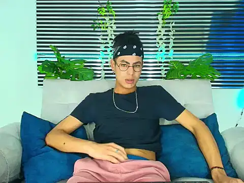 Snapshot of ThiiagoSaeenz chatting on February 2026 02:33:01 PM ThiiagoSaeenz online show from February 2026 02:33:01 PM