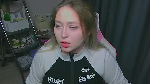 Snapshot of Emiliaaah chatting on February 2026 01:49:02 PM Emiliaaah online show from February 2026 01:49:02 PM