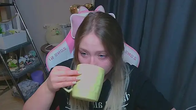 Snapshot of Emiliaaah chatting on February 2026 05:08:01 PM Emiliaaah online show from February 2026 05:08:01 PM