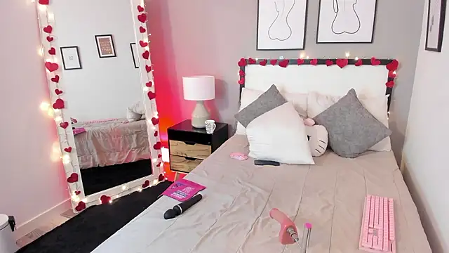 Snapshot of QueenRose___ chatting on February 2026 01:52:01 PM QueenRose online show from February 2026 01:52:01 PM