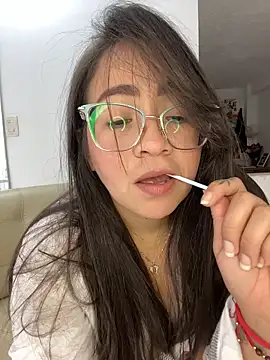 Snapshot of alisbloom chatting on February 2026 06:14:01 PM alisbloom online show from February 2026 06:14:01 PM