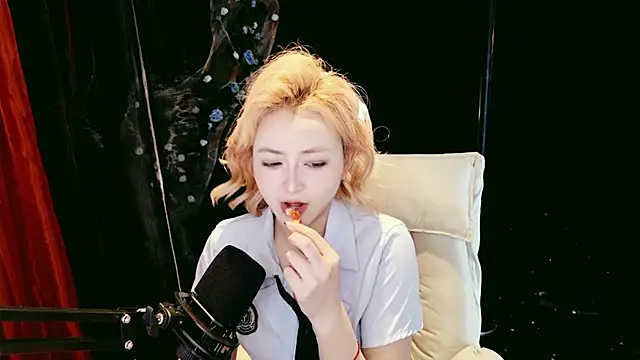 Lady-Mia777 online show from February 2026 12:32:02 PM