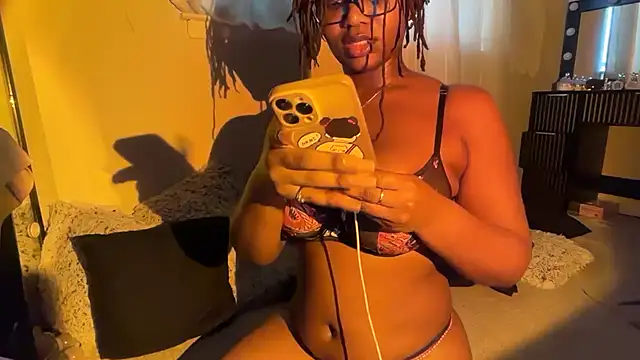 Snapshot of SunniSoles99 chatting on February 2026 01:40:01 PM SunniSoles99 online show from February 2026 01:40:01 PM