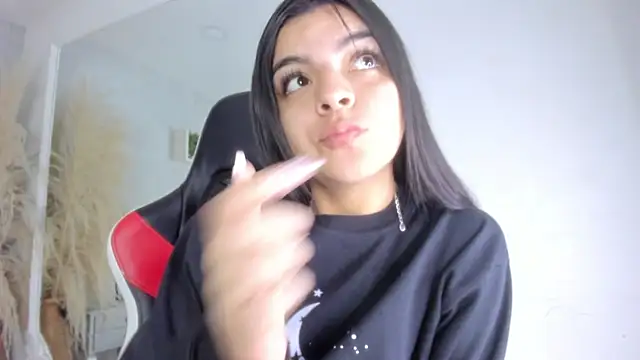 KarelyMitchel online show from April 2026 12:33:01 PM