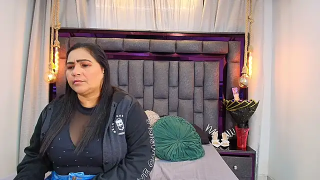 Karina Mendoza online show from May 2026 12:00:01 PM