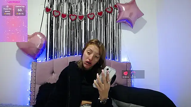 Snapshot of emily_cooper_pym chatting on February 2026 01:18:01 PM emily cooper pym online show from February 2026 01:18:01 PM