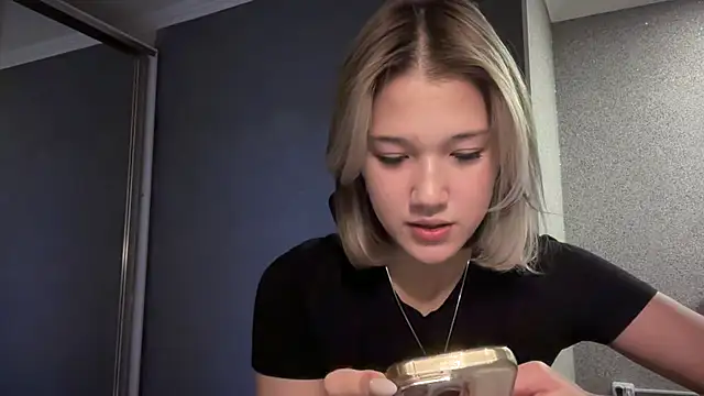 lilXdomiii online show from March 2026 01:25:01 PM