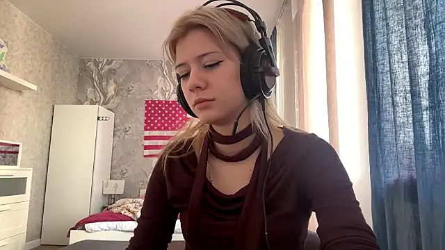 Snapshot of LadyFoxLove chatting on March 2026 11:01:02 AM LadyFoxLove online show from March 2026 11:01:02 AM