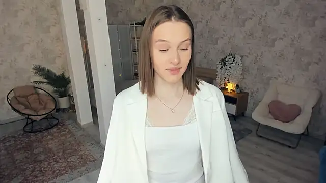 LianneBynon online show from April 2026 08:53:01 AM