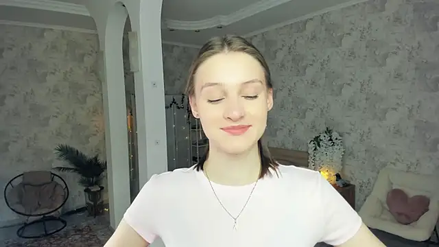 Snapshot of LianneBynon chatting on April 2026 08:50:02 AM LianneBynon online show from April 2026 08:50:02 AM