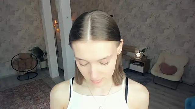 Snapshot of LianneBynon chatting on May 2026 08:33:02 AM LianneBynon online show from May 2026 08:33:02 AM