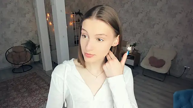 Snapshot of LianneBynon chatting on June 2026 08:27:02 AM LianneBynon online show from June 2026 08:27:02 AM