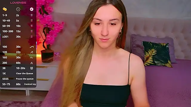 Snapshot of JasminUqueen chatting on June 2026 01:20:02 AM JasminUqueen online show from June 2026 01:20:02 AM