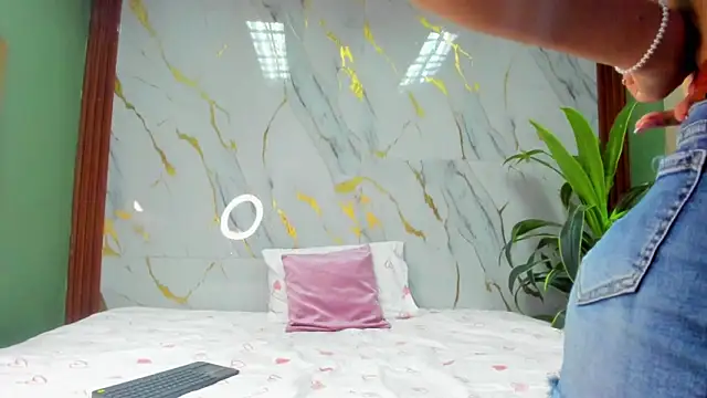 Amanda Rossi online show from March 2026 08:12:01 PM