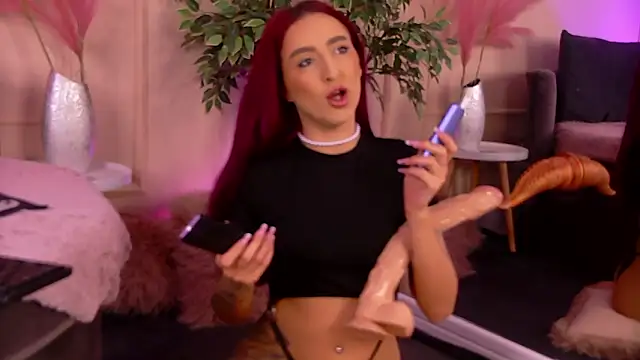 Snapshot of CrystalRedd chatting on February 2026 06:22:01 AM CrystalRedd online show from February 2026 06:22:01 AM