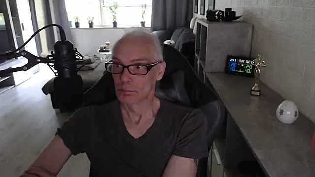 Snapshot of KoelnKoeln chatting on May 2026 03:06:01 PM KoelnKoeln online show from May 2026 03:06:01 PM
