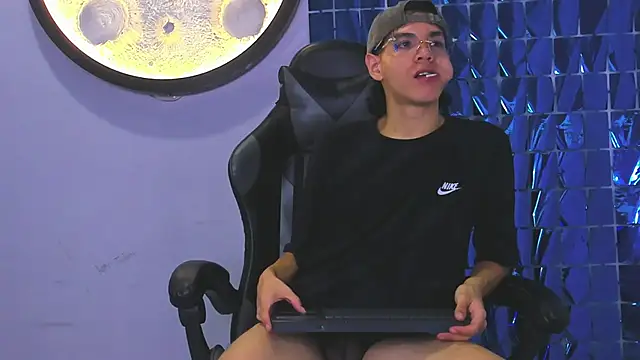 Snapshot of Bennet-Gray chatting on March 2026 04:25:02 AM Bennet-Gray online show from March 2026 04:25:02 AM