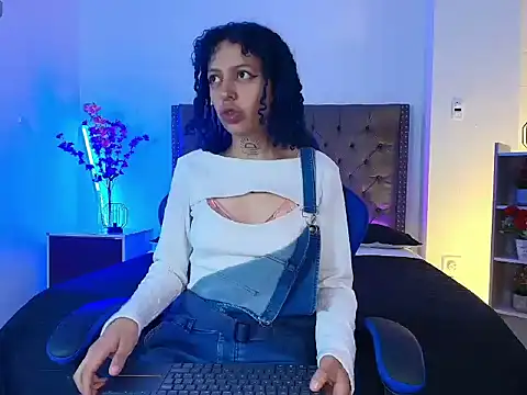 Snapshot of HannahBlue_ chatting on February 2026 12:24:02 PM HannahBlue online show from February 2026 12:24:02 PM