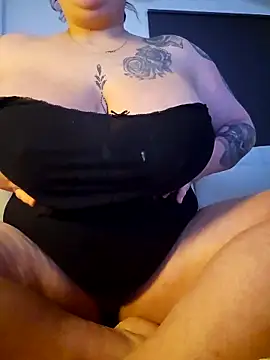 Snapshot of FringedAlmond chatting on February 2026 03:38:01 PM FringedAlmond online show from February 2026 03:38:01 PM