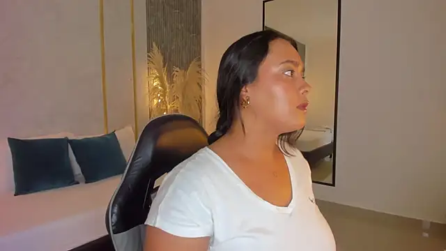 sophia solerr online show from February 2026 07:53:02 PM