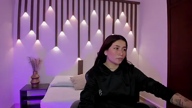 charlottee27  online show from April 2026 02:12:02 AM