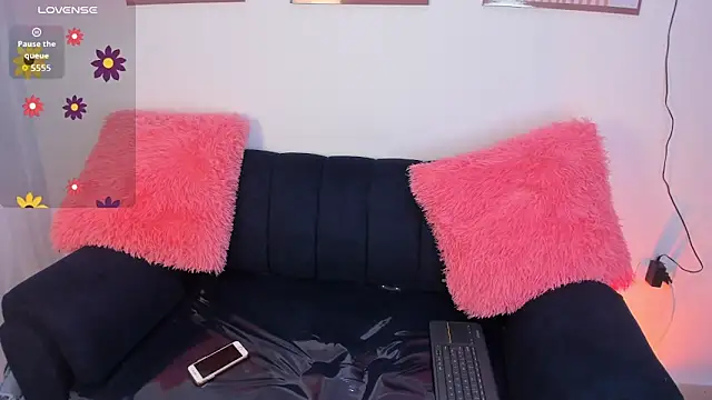 Snapshot of chloe_petite2 chatting on February 2026 01:51:01 PM chloe petite2 online show from February 2026 01:51:01 PM