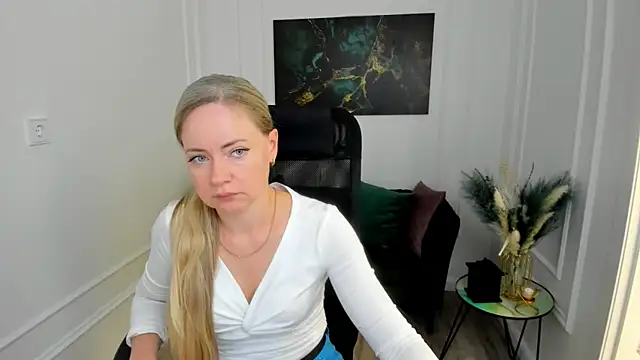 CharlotteKerti online show from June 2026 07:44:02 PM