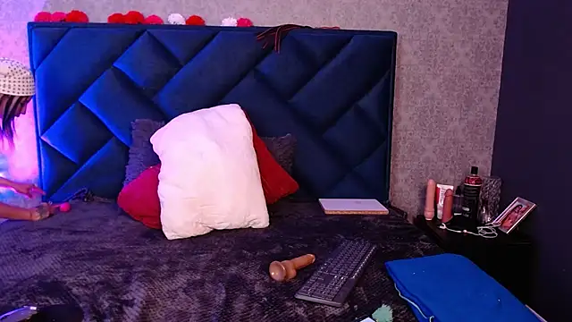 Lia tomson online show from March 2026 06:00:01 PM