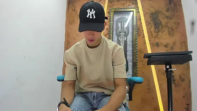 Snapshot of David_Bigcock20 chatting on February 2026 08:27:01 PM David Bigcock20 online show from February 2026 08:27:01 PM