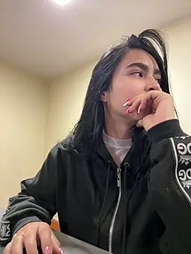 Sara Fernandez  online show from April 2026 02:46:02 PM