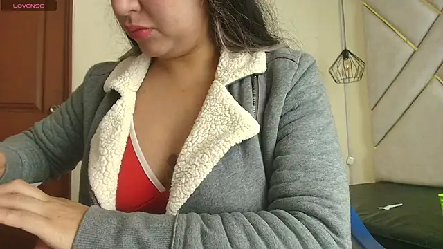 Dahiana Dmour  online show from April 2026 12:43:01 PM