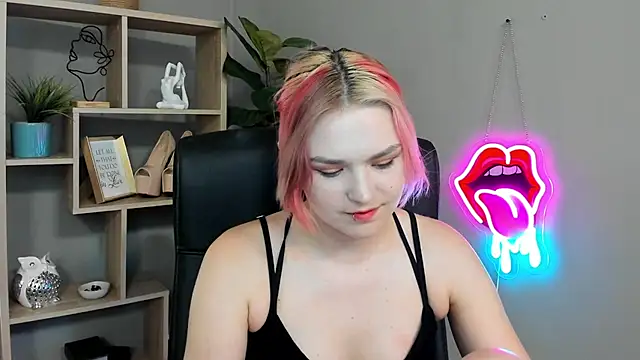 Snapshot of SweetLilyxo chatting on June 2026 01:32:01 PM SweetLilyxo online show from June 2026 01:32:01 PM